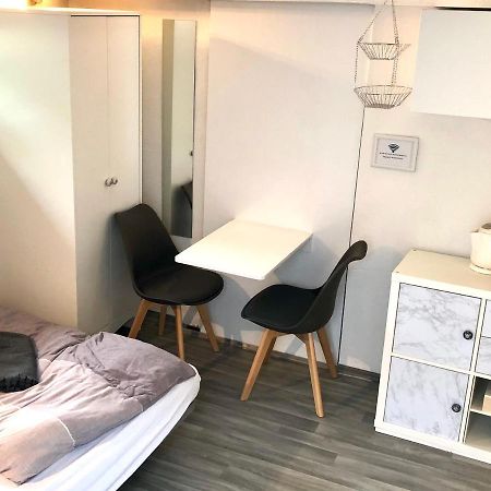Modernes Zimmer Mit Kuechenzeile Und Bad Denkte Extérieur photo