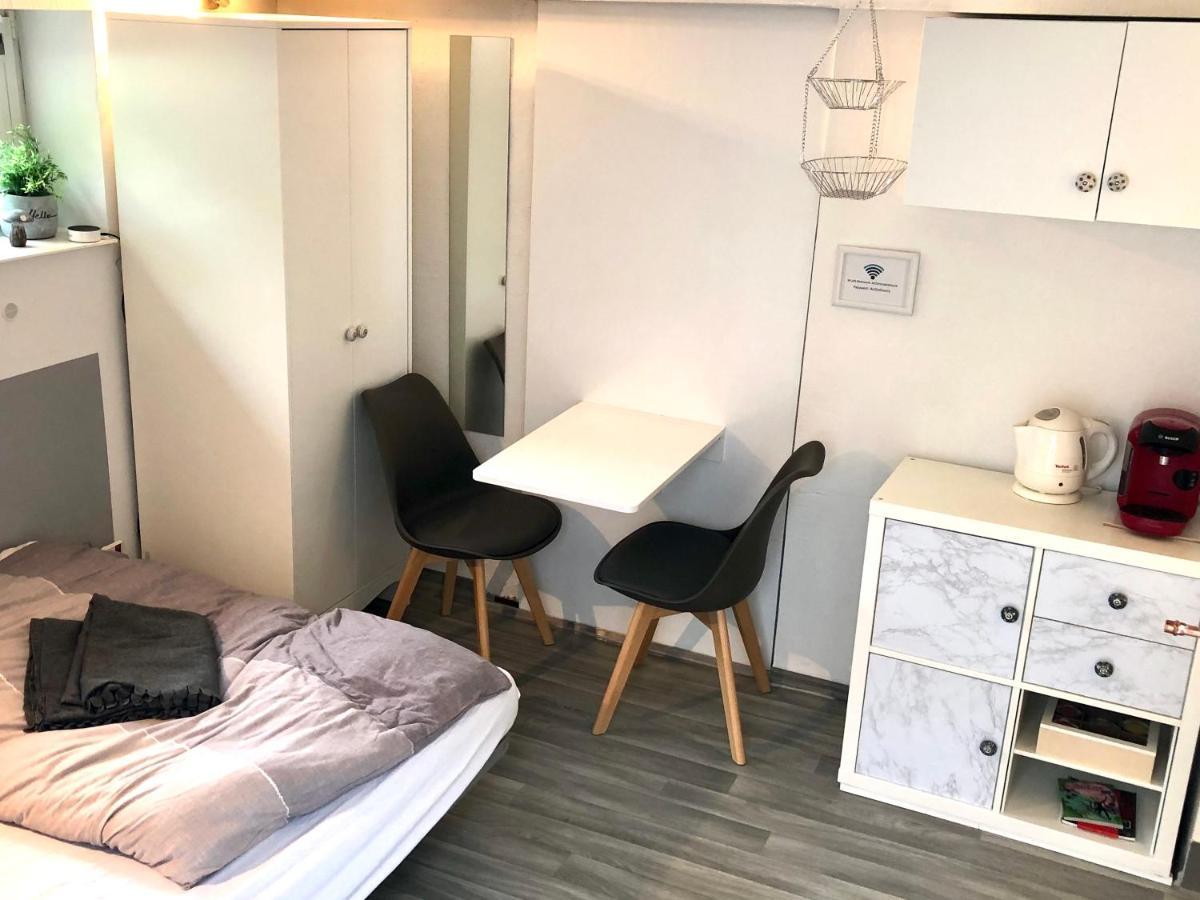 Modernes Zimmer Mit Kuechenzeile Und Bad Denkte Extérieur photo