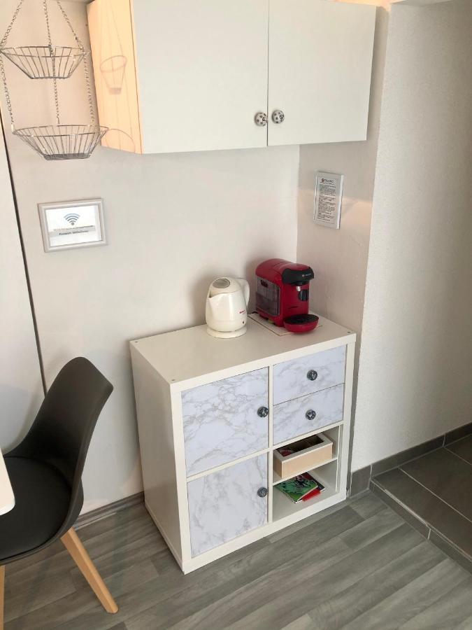 Modernes Zimmer Mit Kuechenzeile Und Bad Denkte Extérieur photo