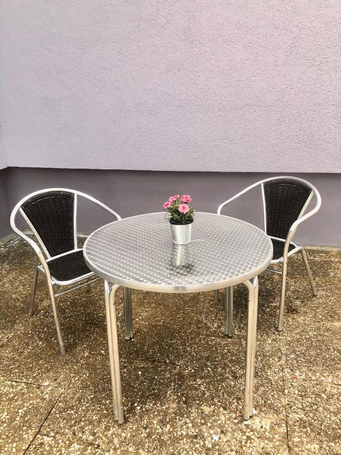Modernes Zimmer Mit Kuechenzeile Und Bad Denkte Extérieur photo